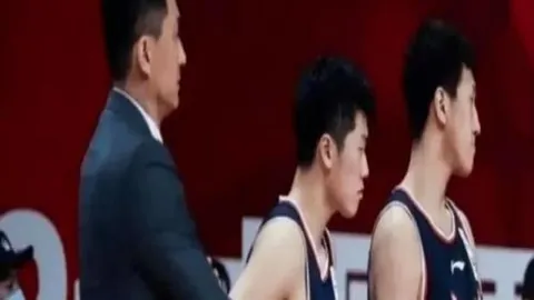 赛季盘点：12胜8负精彩纷呈，两队对决趋势